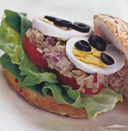 Сэндвич с тунцом маслинами и редиской